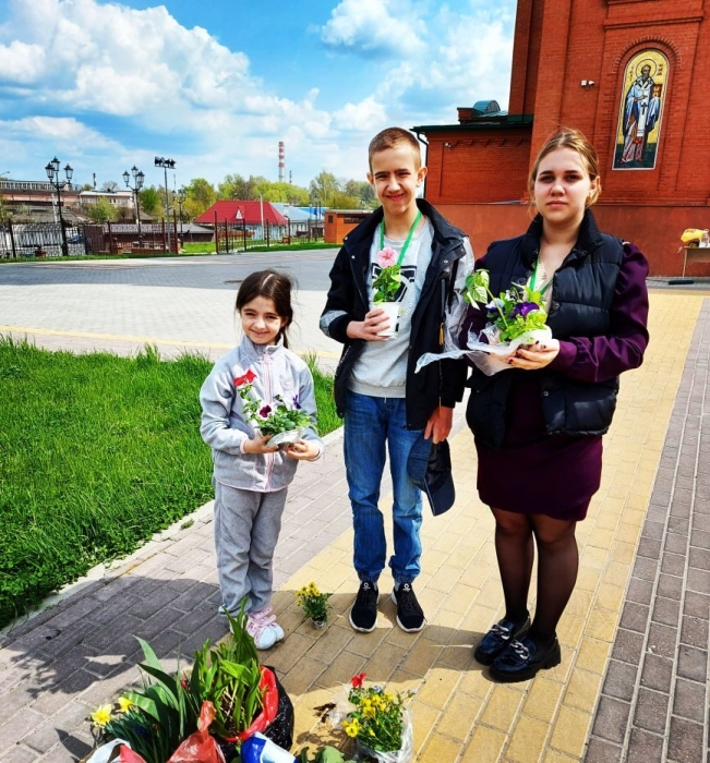 В Клинцах на территории кафедрального собора Богоявления Господня прошел субботник