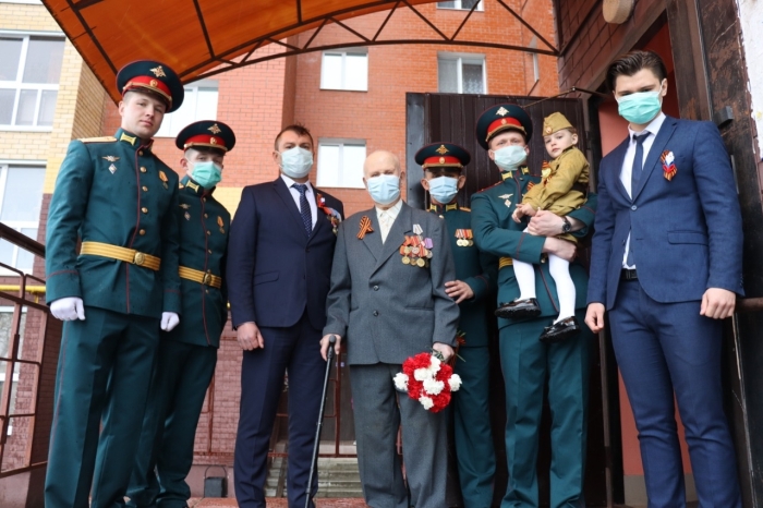В Клинцах ветераны Великой Отечественной войны принимают поздравления и подарки