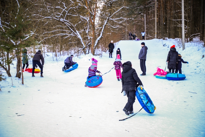 Зимний досуг: Клинчане семьями выходят кататься на санках, ледянках и лыжах