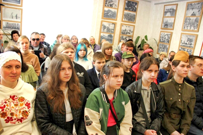 В Клинцах наградили волонтеров, которые плетут маскировочные сети для бойцов СВО