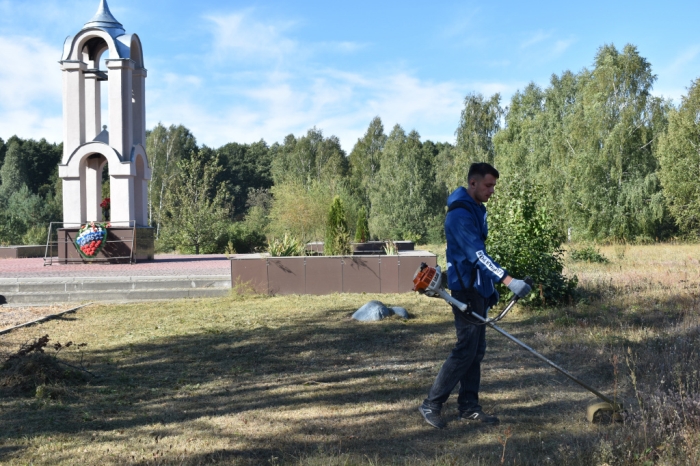 В Клинцовском районе на мемориальном комплексе «Речечка» прошел субботник