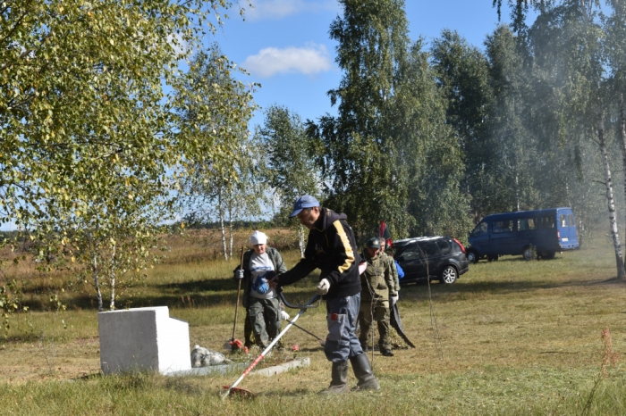 В Клинцовском районе на мемориальном комплексе «Речечка» прошел субботник