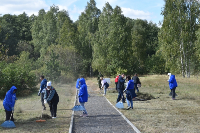 В Клинцовском районе на мемориальном комплексе «Речечка» прошел субботник