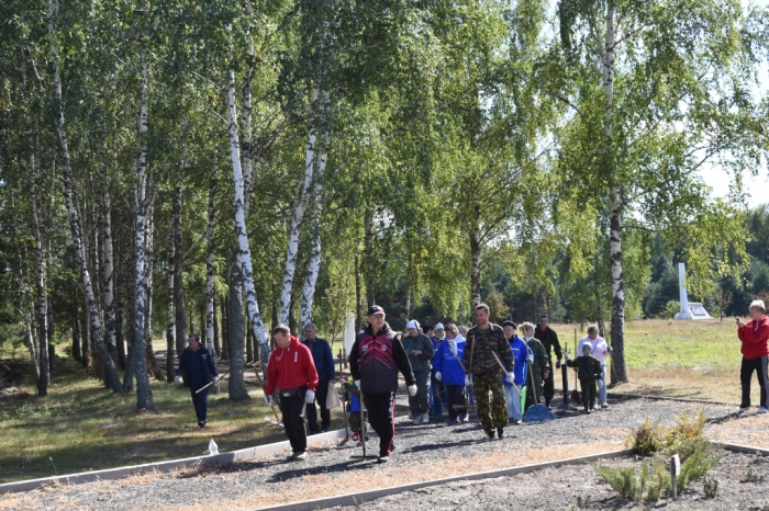 В Клинцовском районе на мемориальном комплексе «Речечка» прошел субботник