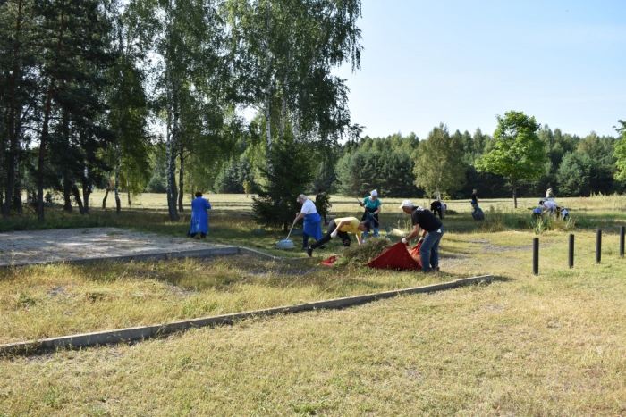 В Клинцовском районе на мемориальном комплексе «Речечка» прошел субботник