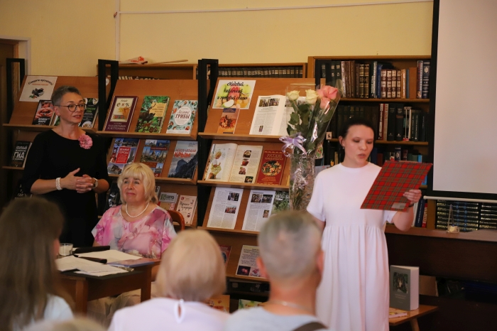 В Клинцах прошел творческий вечер Любови Сухановой «И все же жду чедес»