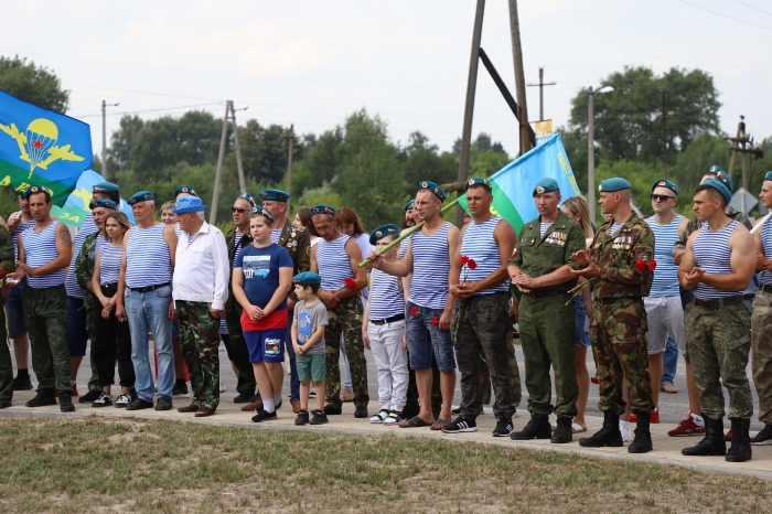 Клинчане приняли участие в открытии сквера воинов-десантников в Сураже