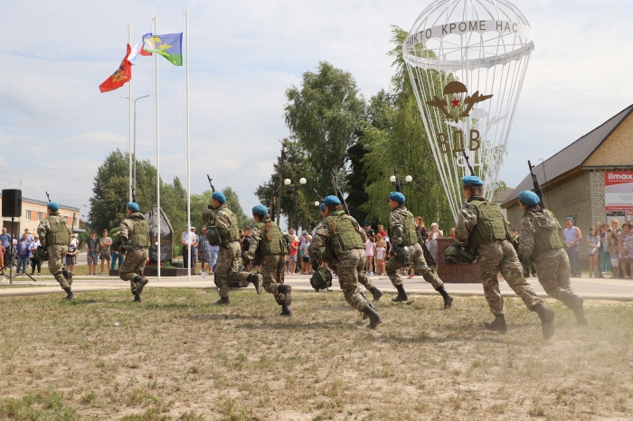 Клинчане приняли участие в открытии сквера воинов-десантников в Сураже