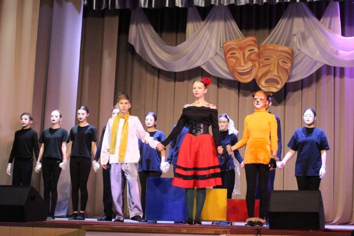 Театральный коллектив «Лира» из Клинцов успешно выступил в региональном фестивале «Классика в классы».