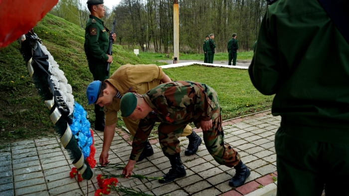 Руководство войсковых частей, ветеранских и общественных организаций возложили цветы к танку Т-34.