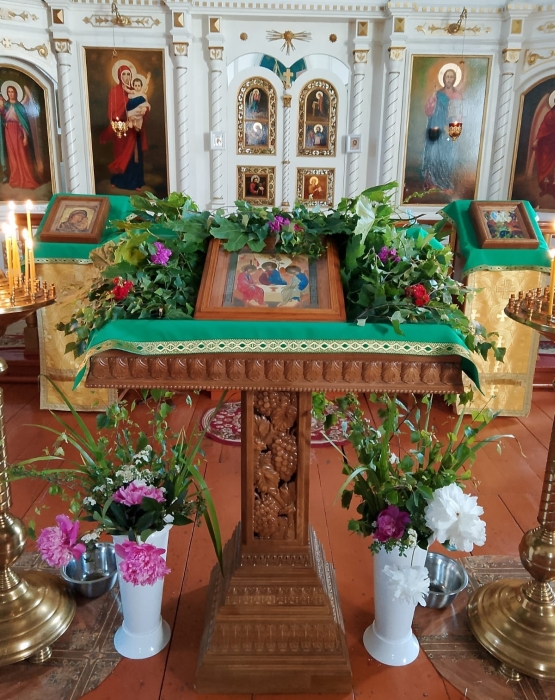 В Спасо-Преображенском храме в селе Великая Топаль отметили праздник Святой Троицы