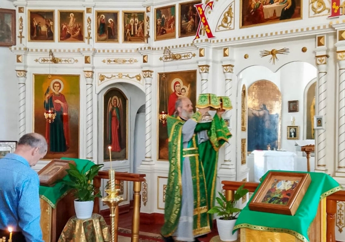 В Спасо-Преображенском храме в селе Великая Топаль отметили праздник Святой Троицы