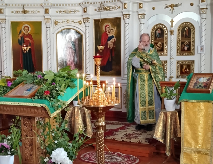 В Спасо-Преображенском храме в селе Великая Топаль отметили праздник Святой Троицы