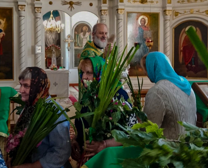 В Спасо-Преображенском храме в селе Великая Топаль отметили праздник Святой Троицы
