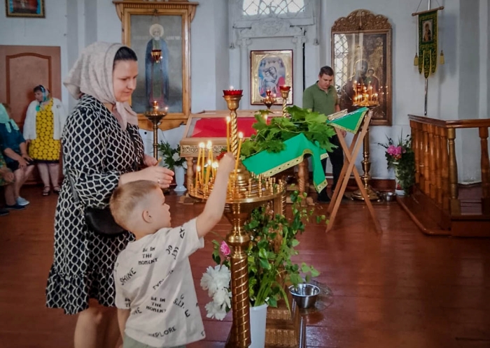 В Спасо-Преображенском храме в селе Великая Топаль отметили праздник Святой Троицы