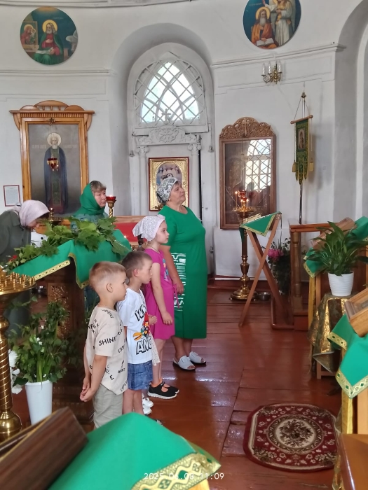 В Спасо-Преображенском храме в селе Великая Топаль отметили праздник Святой Троицы