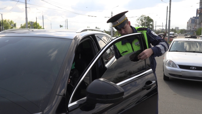 Брянские полицейские проводят масштабную профилактическую работу с владельцами тонированного автотранспорта