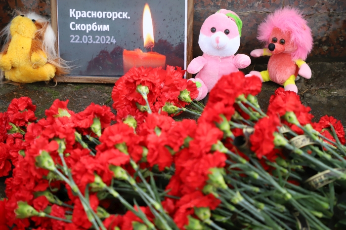 Стихийный мемориал появился в Клинцах после теракта в «Крокус Сити Холле»