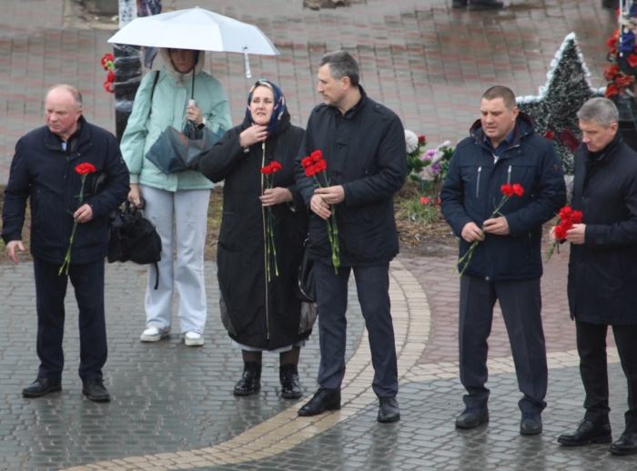 Стихийный мемориал появился в Клинцах после теракта в «Крокус Сити Холле»