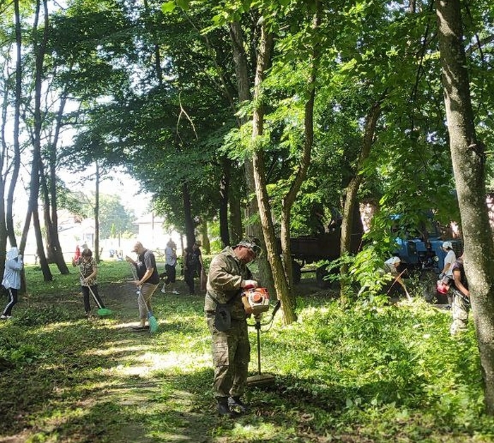 В Клинцовском районе провели уборку территории усадьбы Румянцева-Задунайского
