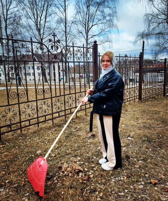 В Клинцах воспитанники воскресной школы провели уборку территории кафедрального собора 