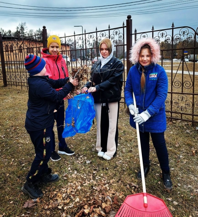 В Клинцах воспитанники воскресной школы провели уборку территории кафедрального собора 