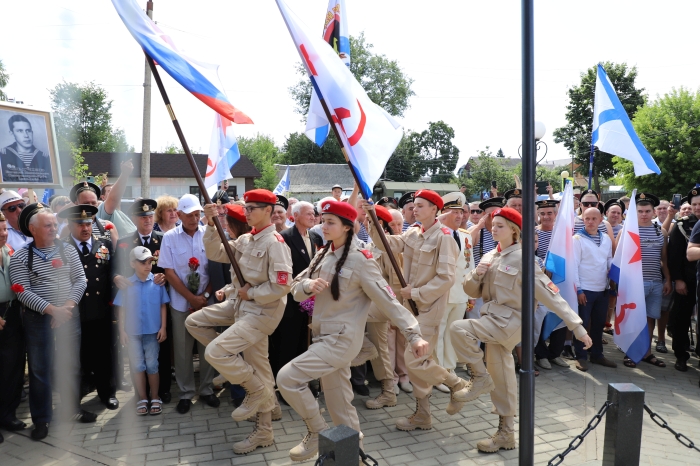 Открытием памятного знака отметили в Клинцах День Военно-морского флота