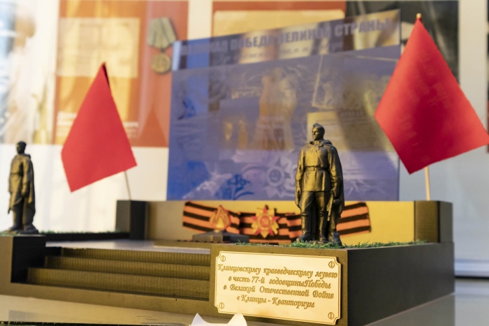Кванторианцы передали в дар Клинцовскому краеведческому музею разработанными ими макет памятника воинам