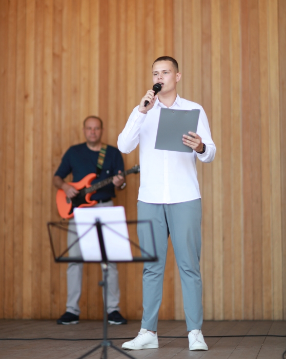В Клинцах прошел юбилейный концерт Александра Вахрушева
