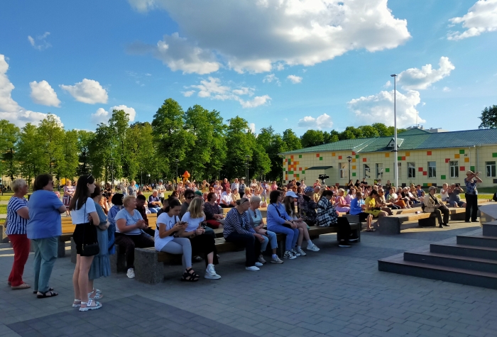 В Клинцах прошел юбилейный концерт Александра Вахрушева