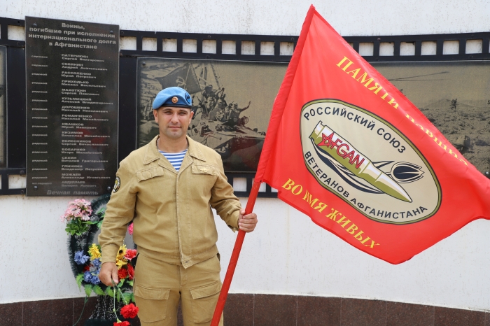 В Клинцах десантники возложили цветы к памятнику воинам-интернационалистам
