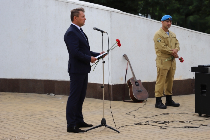 В Клинцах десантники возложили цветы к памятнику воинам-интернационалистам