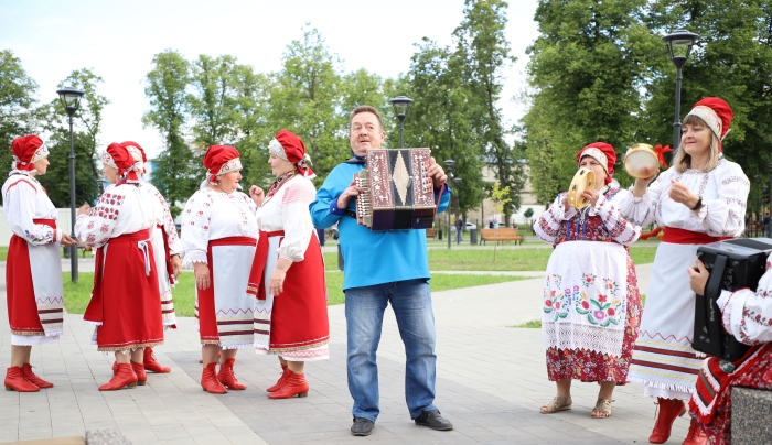 В единый День фольклора в Клинцах представили праздничную программу «У околицы»