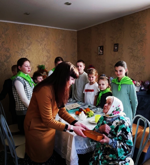 В Клинцах воспитанники воскресной школы посетили ветерана Великой Отечественной войны