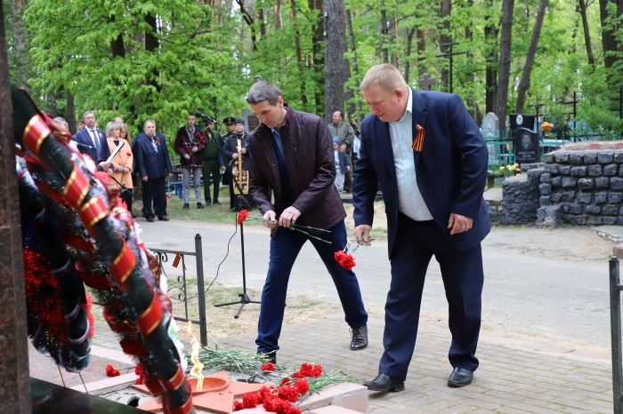 В Клинцах на Братском кладбище состоялась церемония возложения цветов и венков к памятникам и обелискам воинской славы