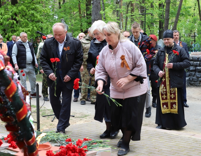 В Клинцах на Братском кладбище состоялась церемония возложения цветов и венков к памятникам и обелискам воинской славы