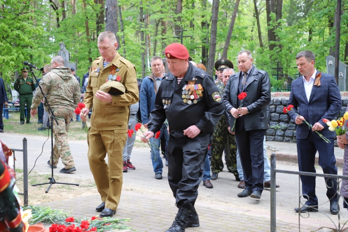 В Клинцах на Братском кладбище состоялась церемония возложения цветов и венков к памятникам и обелискам воинской славы