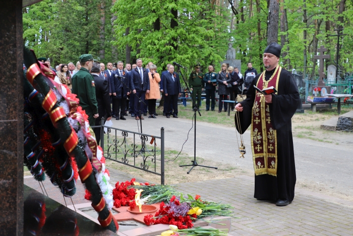 В Клинцах на Братском кладбище состоялась церемония возложения цветов и венков к памятникам и обелискам воинской славы