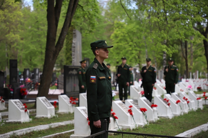 В Клинцах на Братском кладбище состоялась церемония возложения цветов и венков к памятникам и обелискам воинской славы