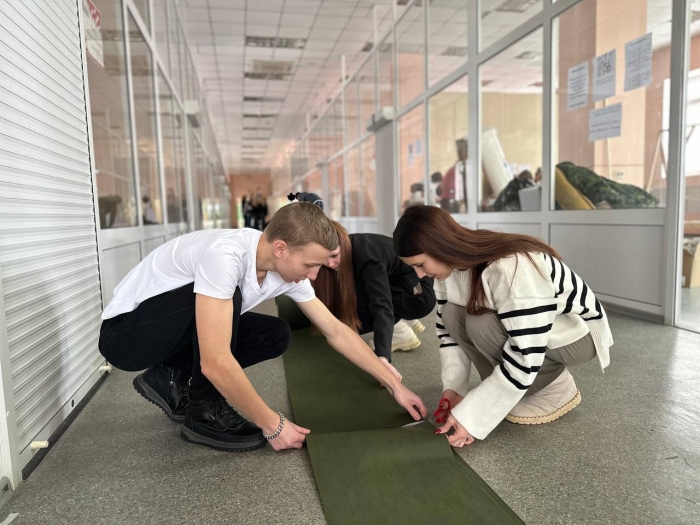 В Клинцах волонтёры оказали помощь в плетении маскировочных сетей для СВО
