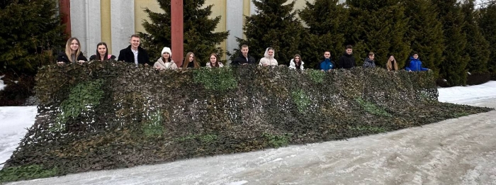 В Клинцах волонтёры оказали помощь в плетении маскировочных сетей для СВО
