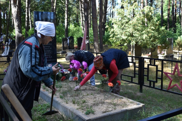 В Клинцовском районе волонтёры провели уборку воинского захоронения