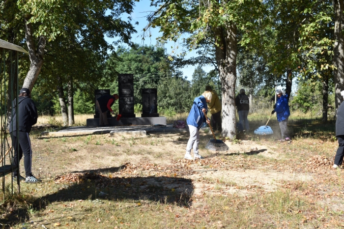 В Клинцовском районе волонтёры провели уборку воинского захоронения