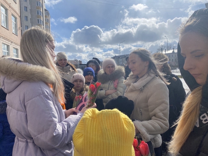 В Клинцах волонтеры поздравили жен и матерей участников СВО с праздником