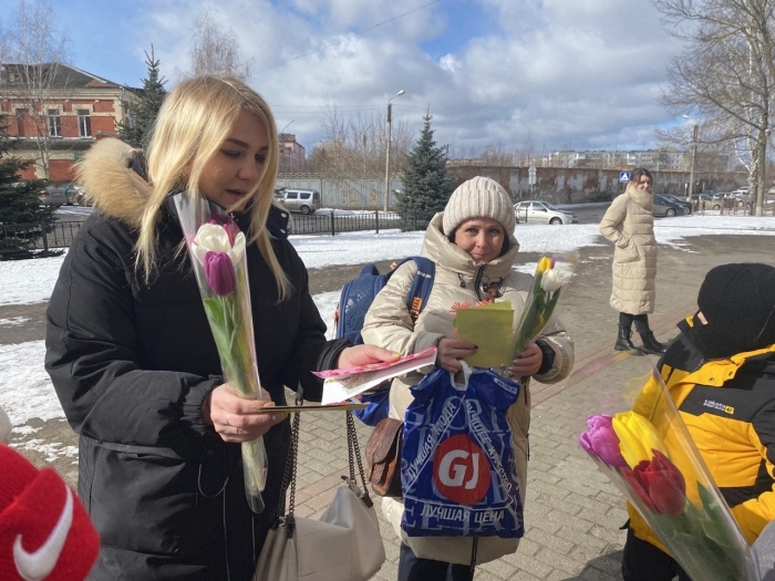 В Клинцах волонтеры поздравили жен и матерей участников СВО с праздником