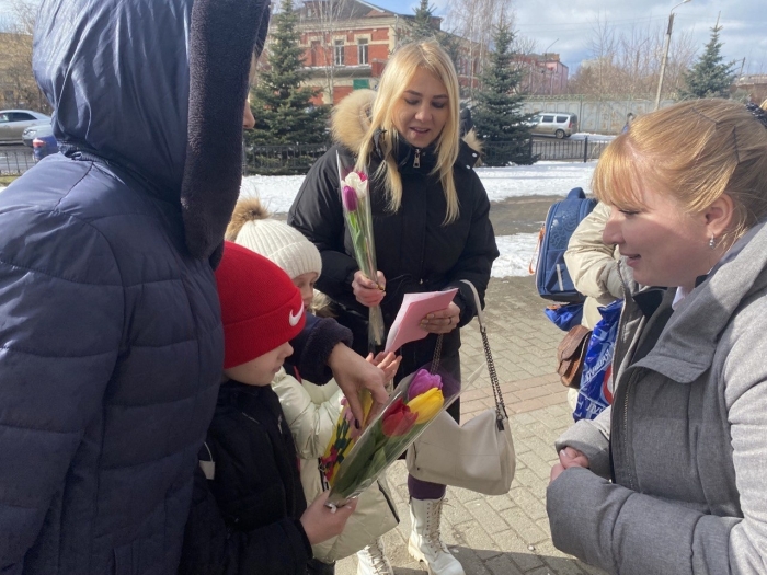 В Клинцах волонтеры поздравили жен и матерей участников СВО с праздником