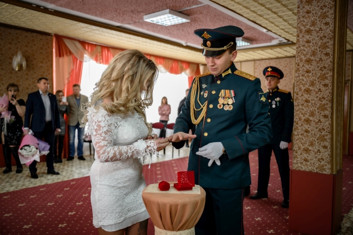 «Любовь побеждает»: В Клинцах женились военнослужащие
