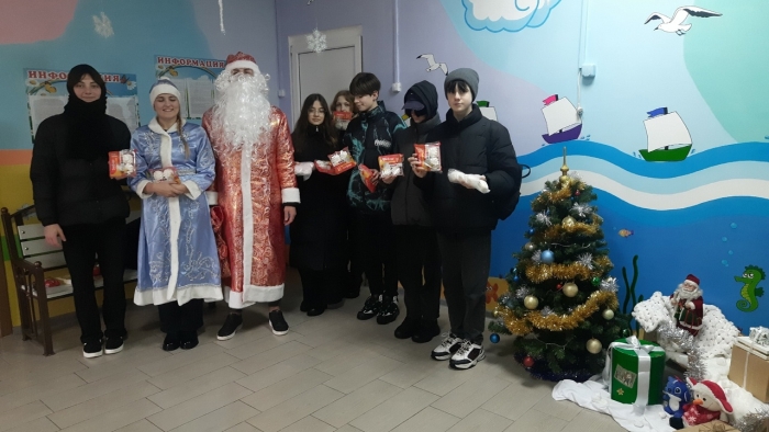 Волонтеры поздравили клинчан с наступающим Новым годом
