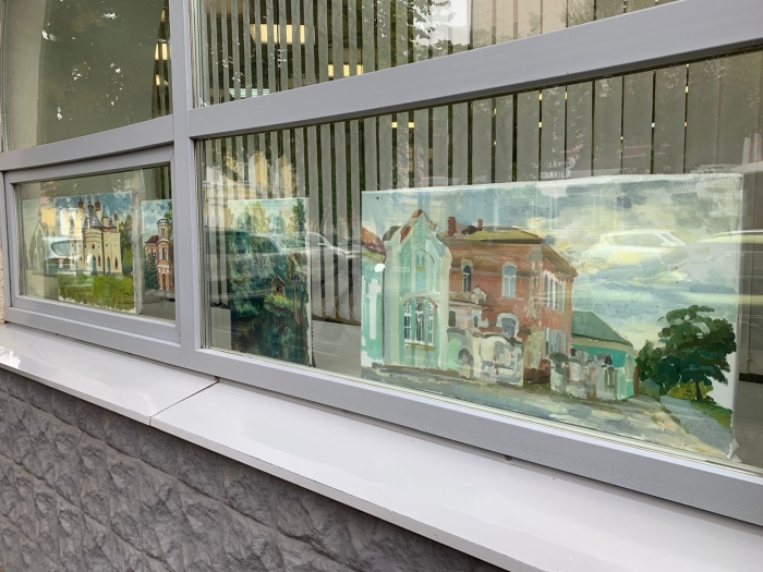 В витражах бывшей клинцовской ратуши открылась выставка «Великая Топаль-Клинцы-Преображение»