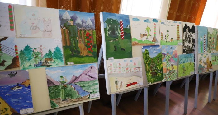В Клинцах наградили победителей конкурса детских рисунков, посвященной 105-ой годовщине образования пограничных войск